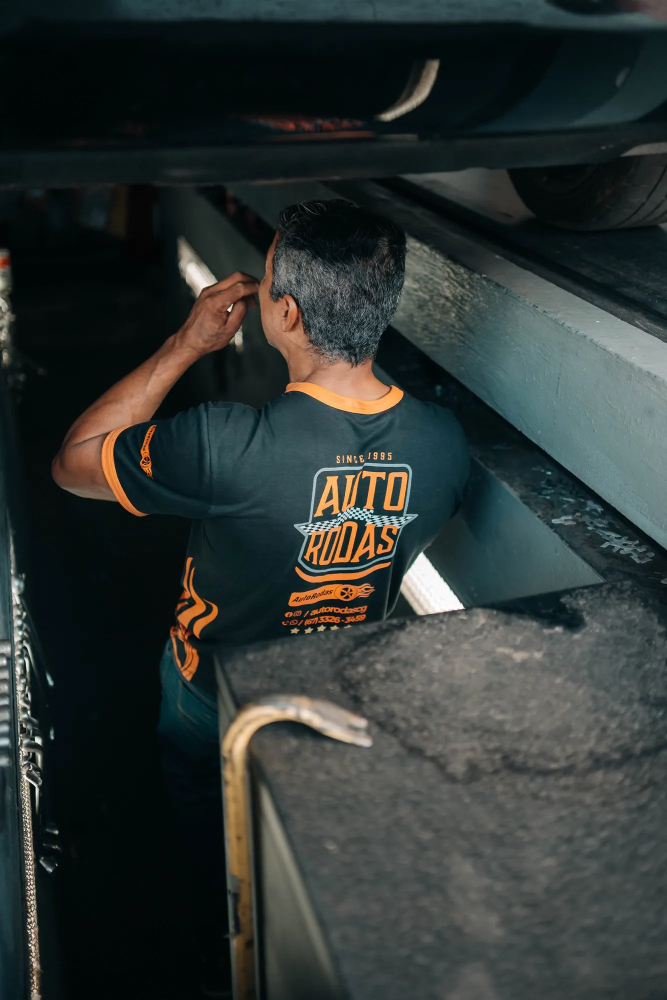 Equipe da Auto Rodas com uniforme da loja